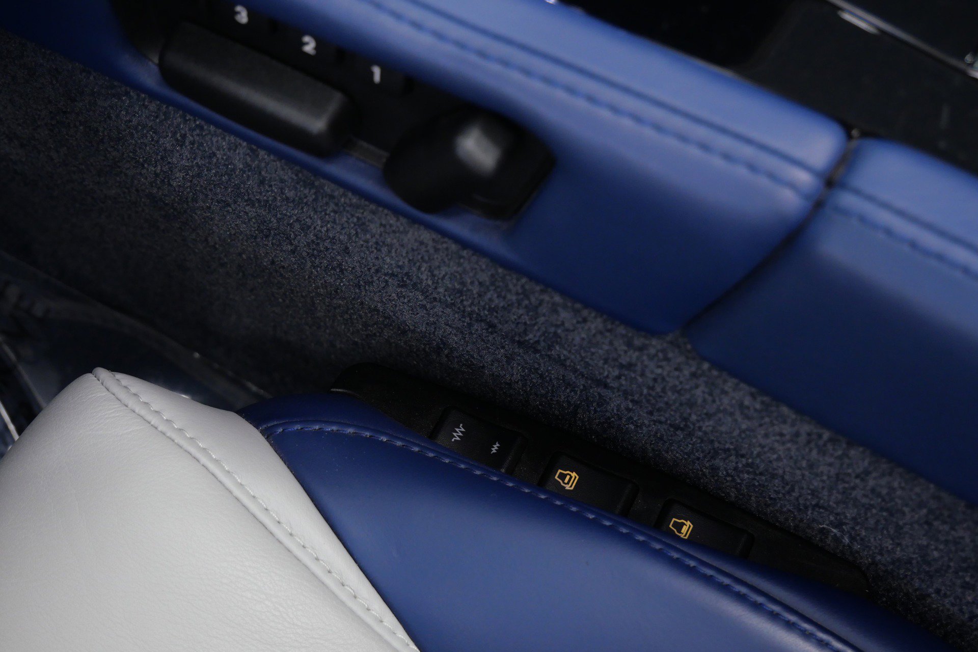 Used 2017 Aston Martin V12 Vantage S RWD image 33