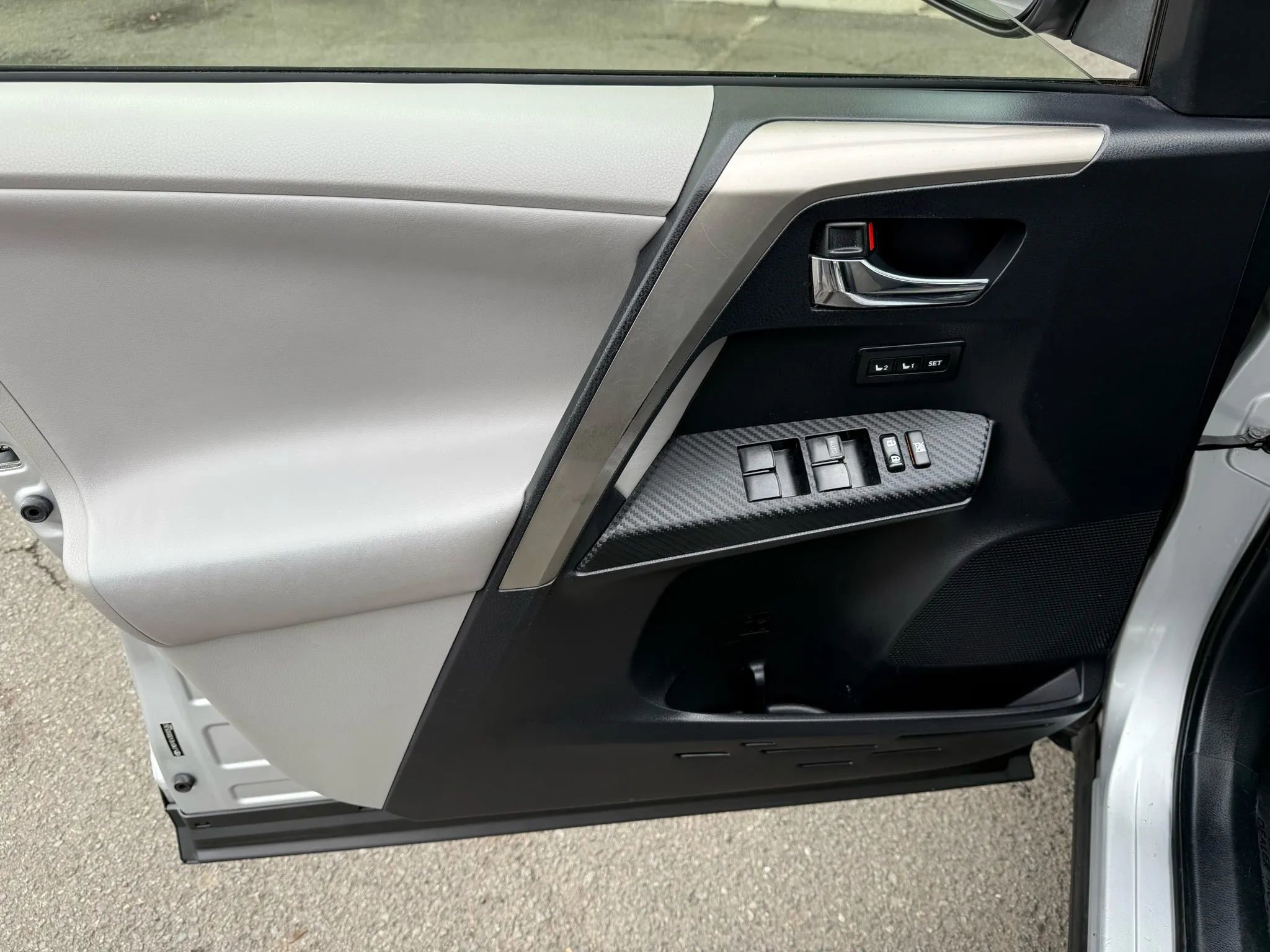 Used 2013 Toyota RAV4 Limited image 16