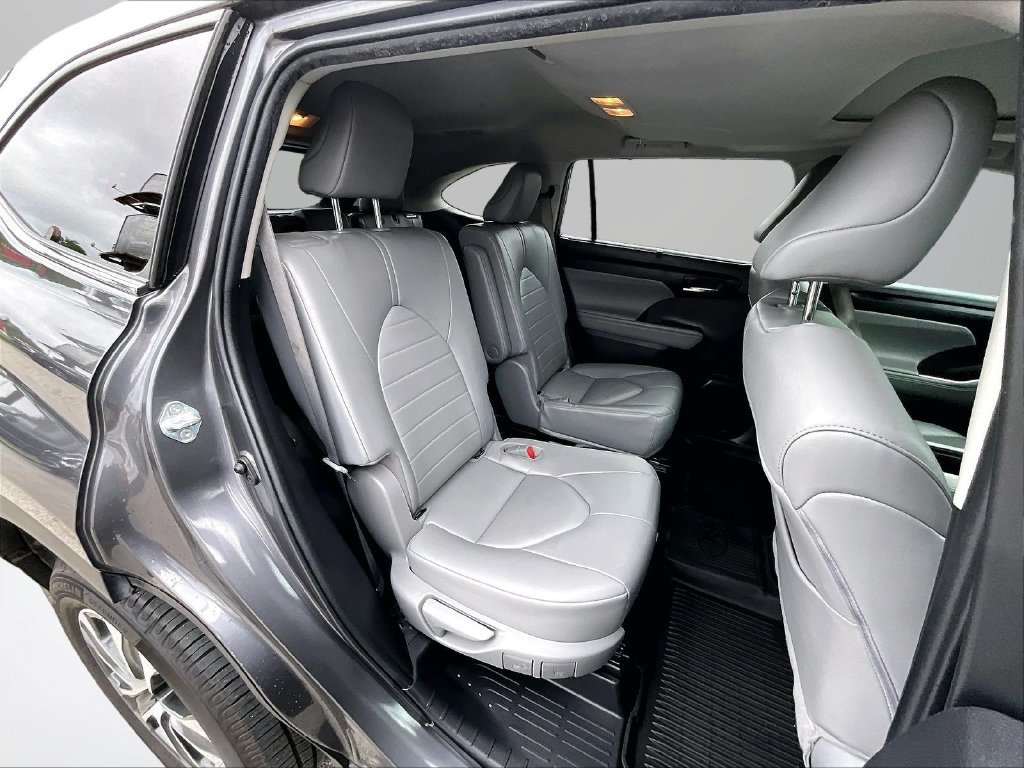 Used 2022 Toyota Highlander XLE FWD image 28