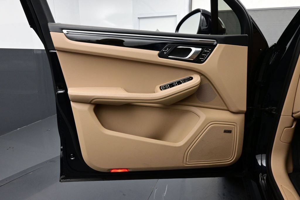 Certified 2025 Porsche Macan AWD/4WD image 7