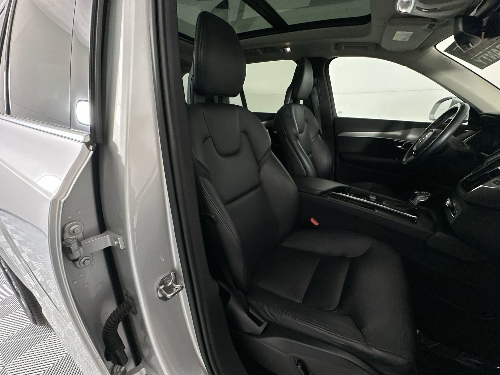 Used 2021 Volvo XC90 T5 Momentum w/ Protection Package Premier image 27