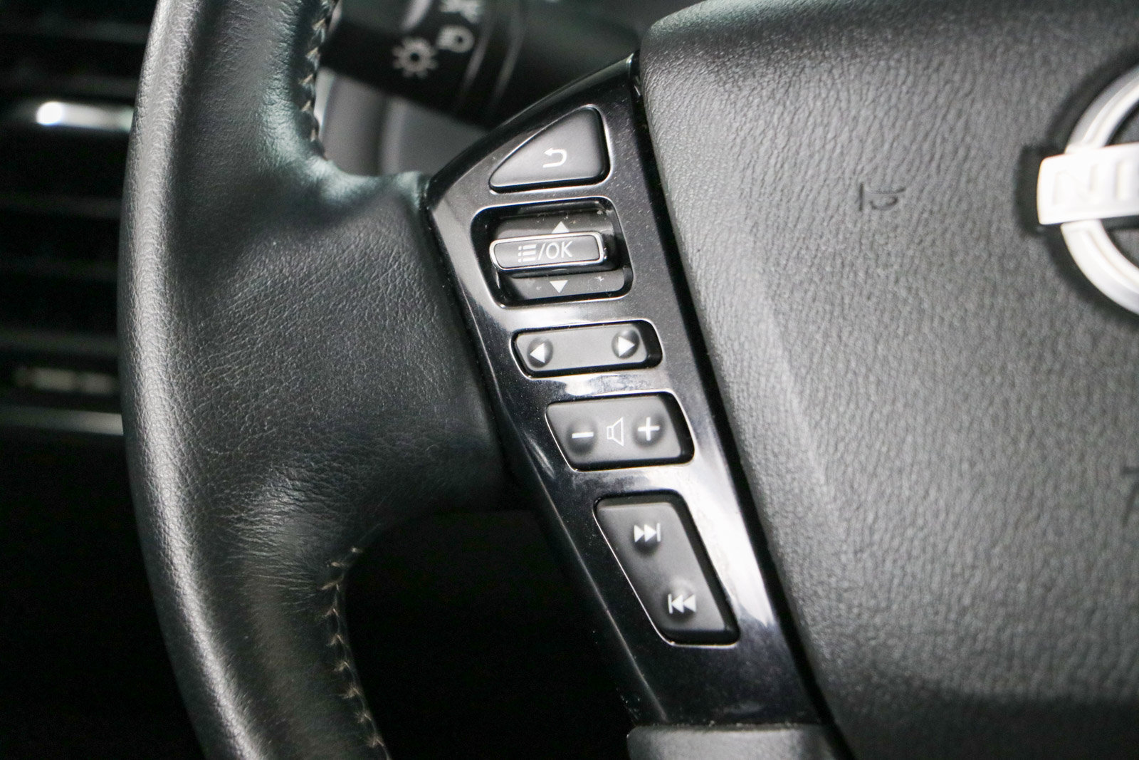 Used 2021 Nissan Armada SV w/ SV Appearance Package RWD image 14