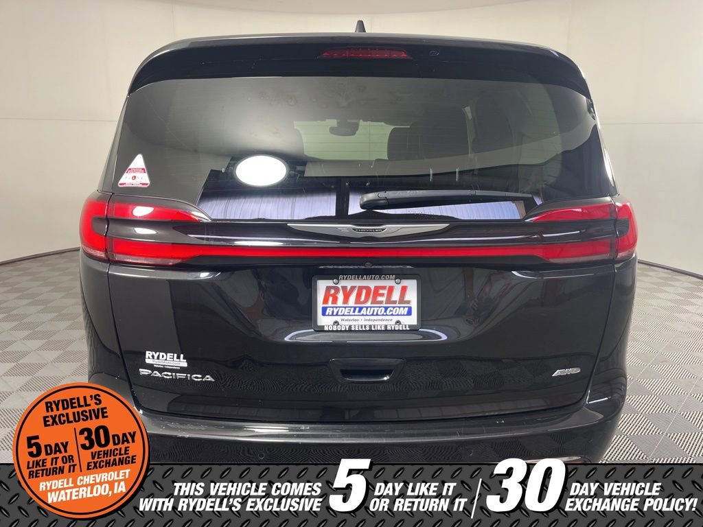 Used 2023 Chrysler Pacifica Touring-L image 5