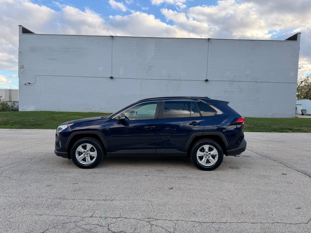 Used 2021 Toyota RAV4 XLE image 4