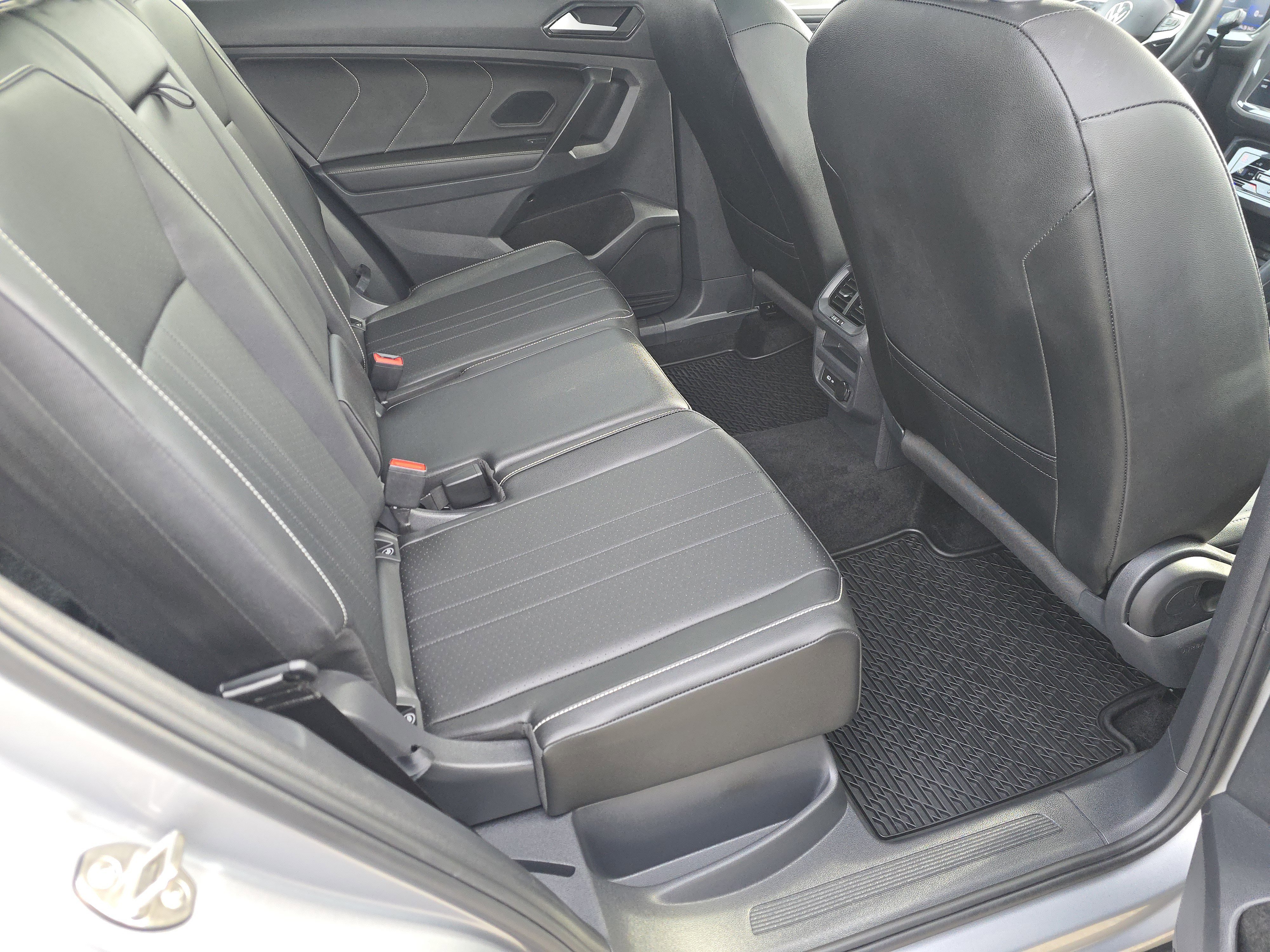 Certified 2023 Volkswagen Tiguan SE w/ Panoramic Sunroof Package AWD/4WD image 17