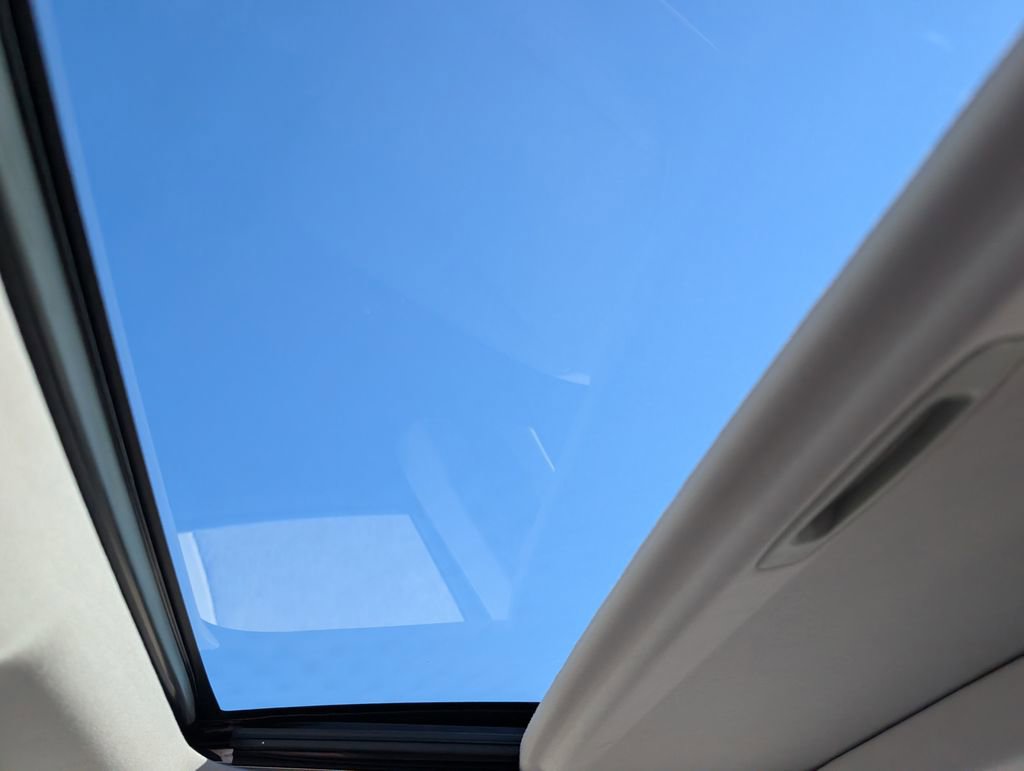 Used 2016 Lexus ES 300h w/ Luxury Package w/Wood Trim image 4