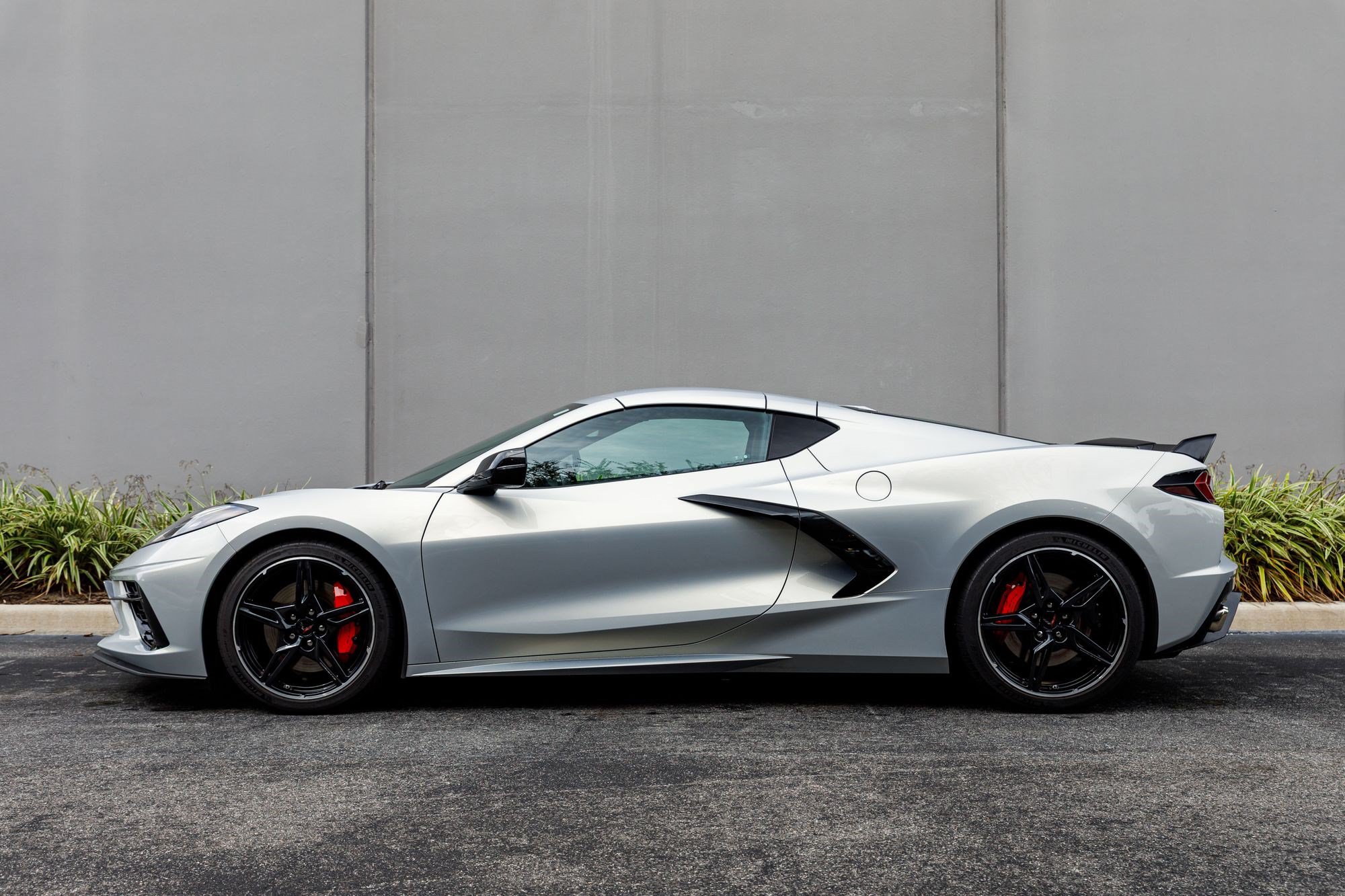 Used 2021 Chevrolet Corvette Stingray Preferred Cpe w/ Z51 Performance Package RWD image 2