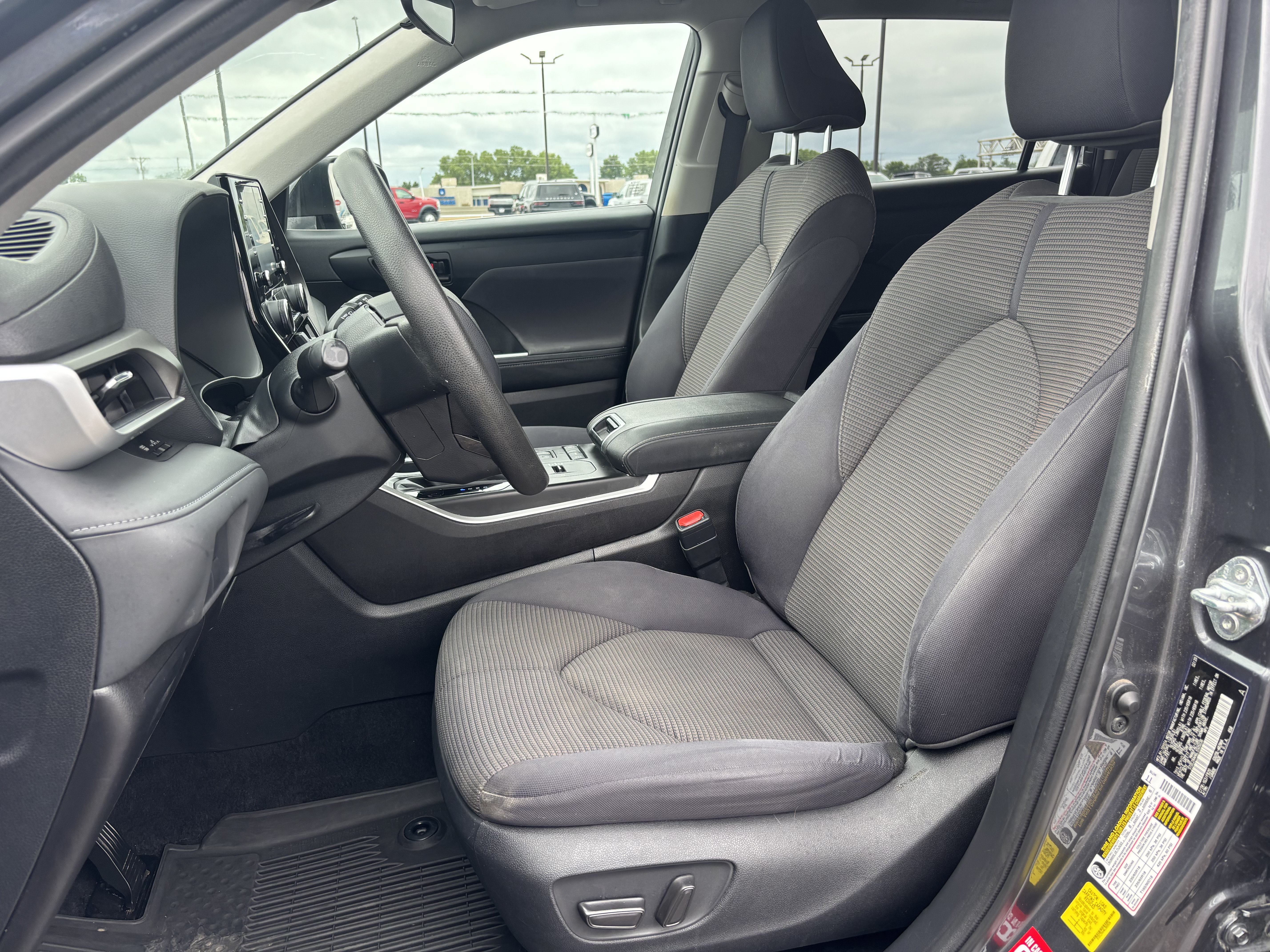 Used 2020 Toyota Highlander L FWD image 9