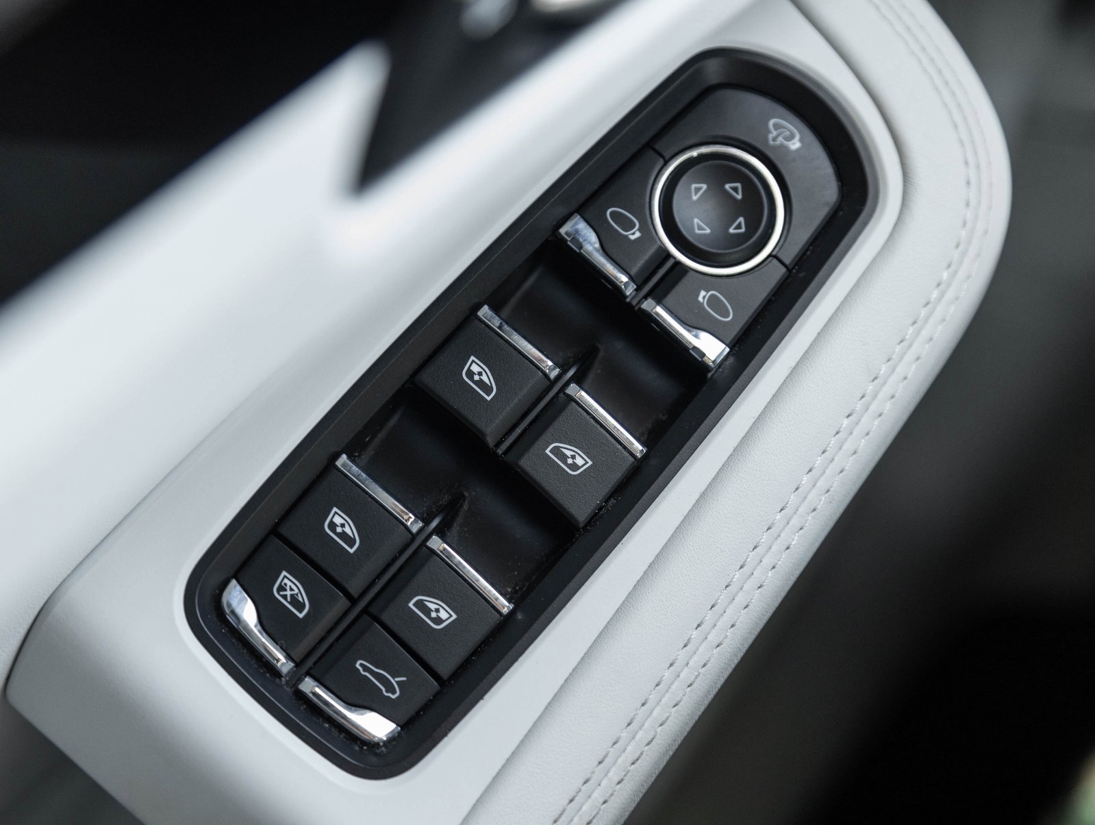 Used 2024 Porsche Macan Turbo image 19