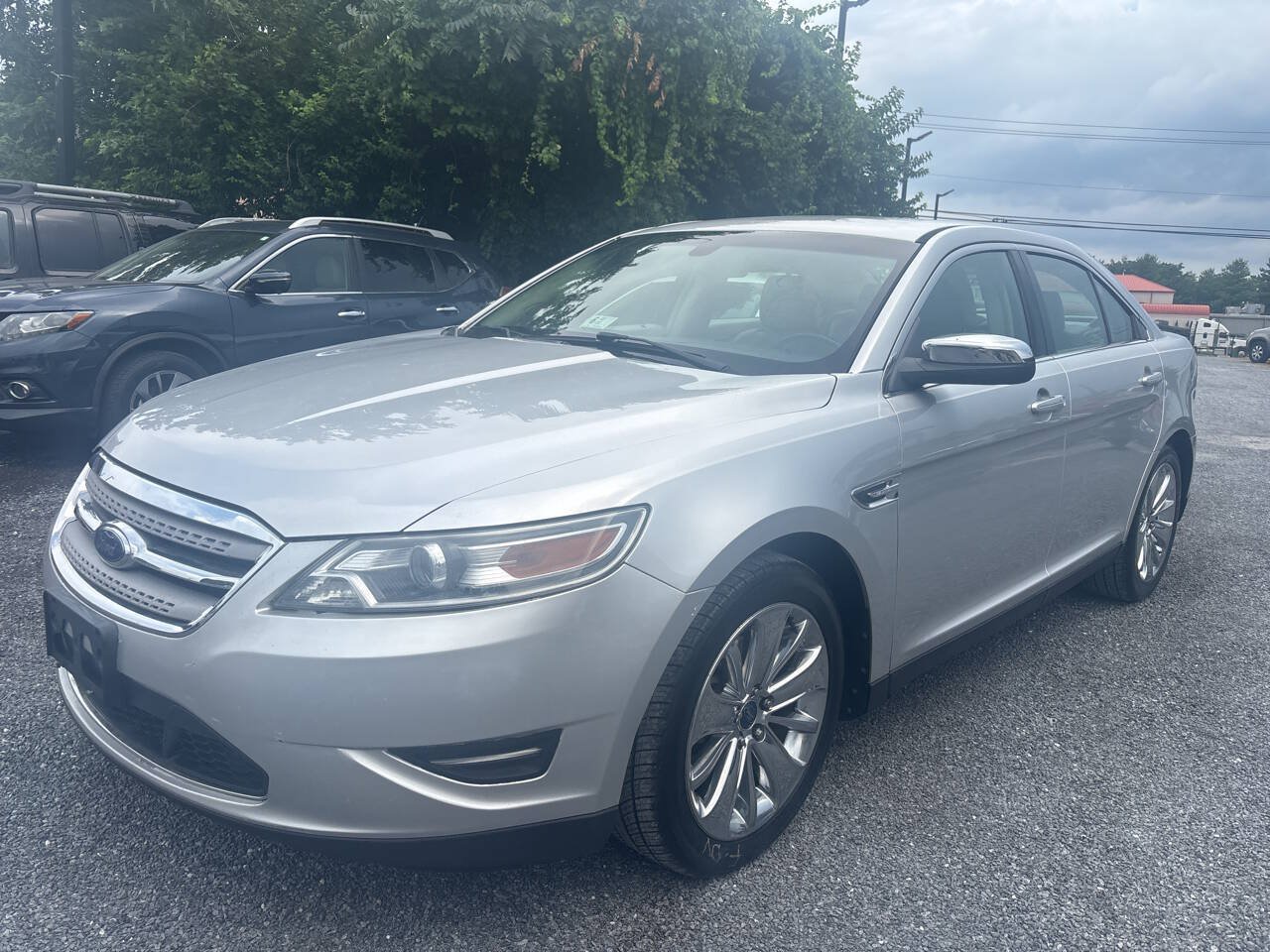 Used 2010 Ford Taurus Limited FWD image 6