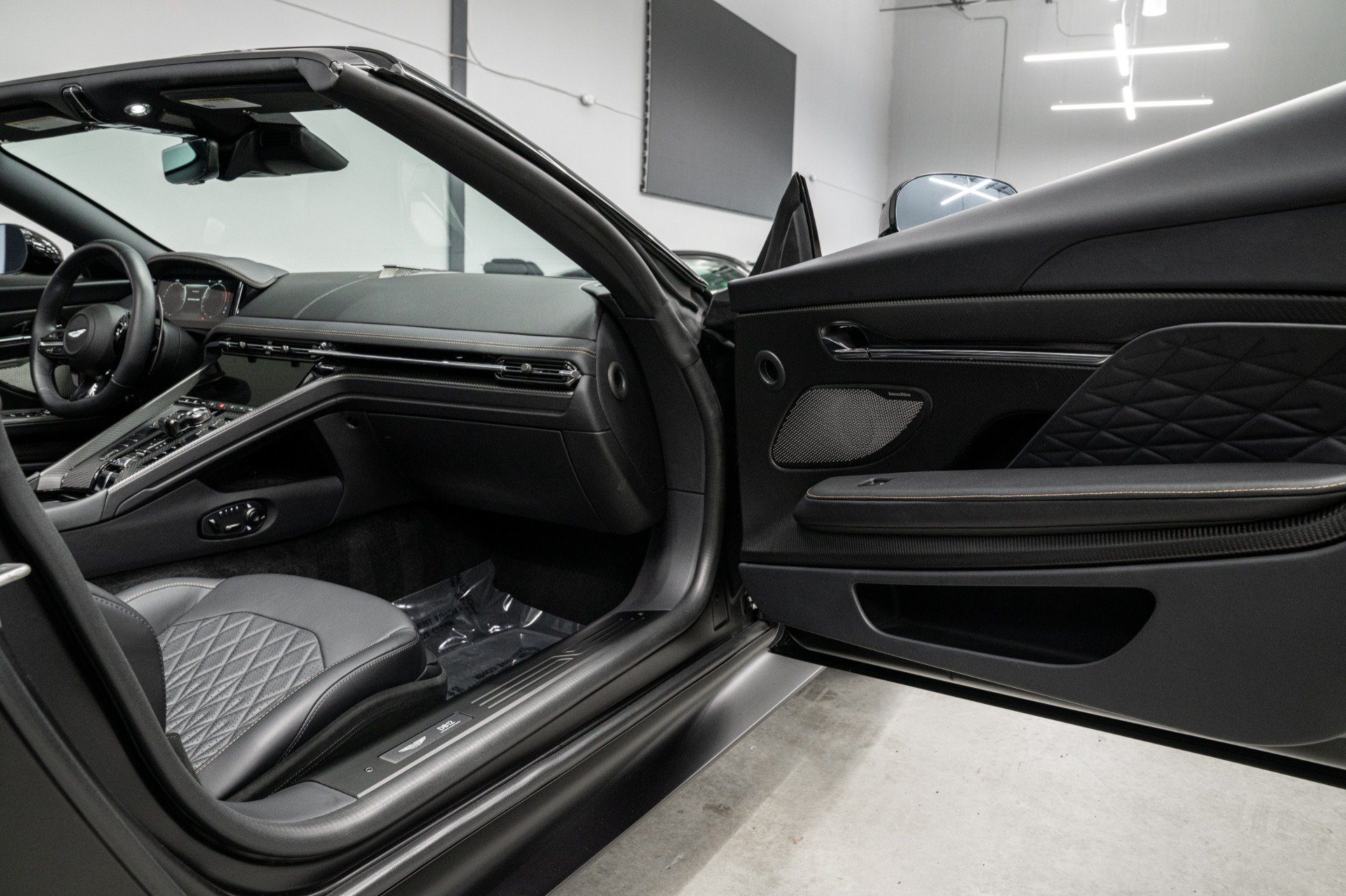 Used 2025 Aston Martin DB12 Convertible RWD image 32