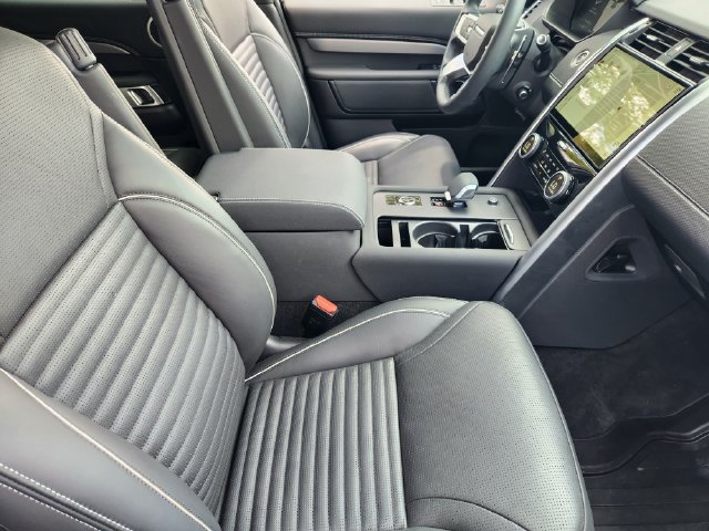 Used 2024 Land Rover Discovery Dynamic SE AWD/4WD image 14