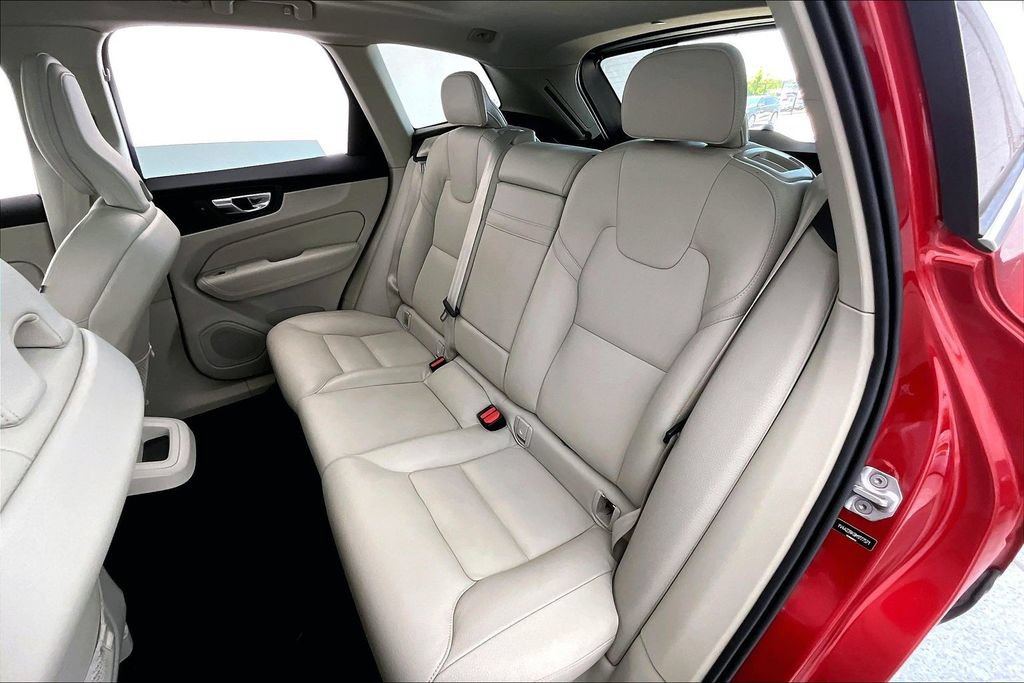 Used 2021 Volvo XC60 T6 Momentum AWD/4WD image 35