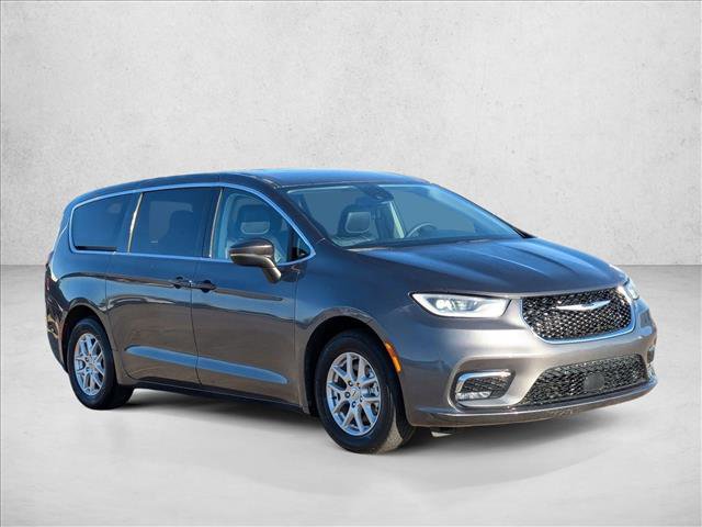 Used 2023 Chrysler Pacifica Touring-L image 3