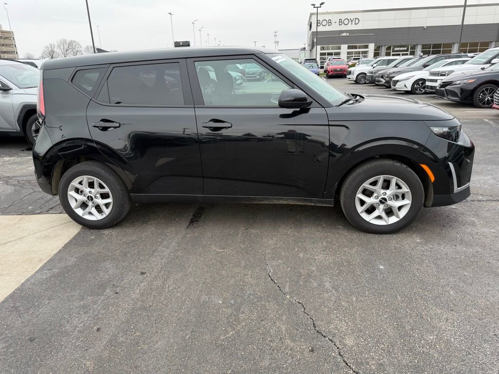 Used 2025 Kia Soul LX image 3