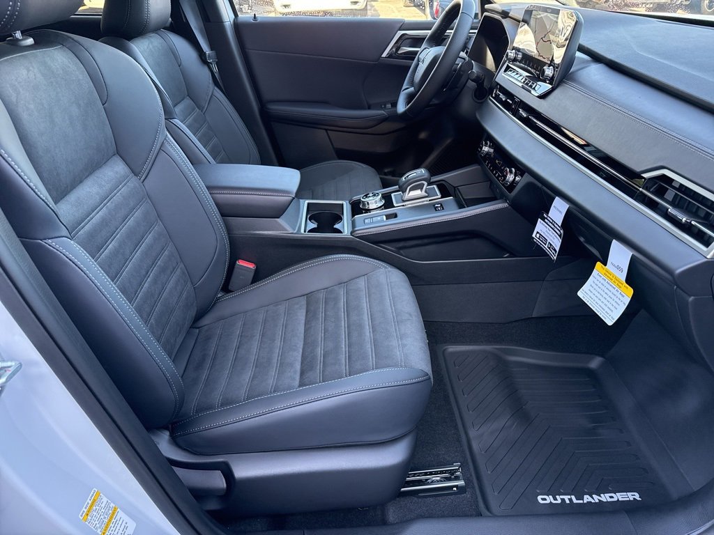 New 2025 Mitsubishi Outlander SE image 23