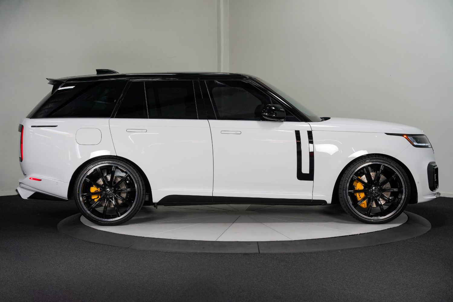 Used 2025 Land Rover Range Rover SE image 9