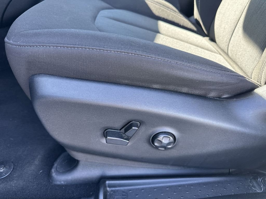 Used 2023 Chrysler Pacifica Touring FWD image 18