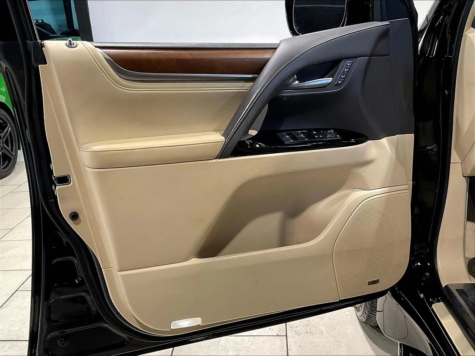 Used 2017 Lexus LX 570 4WD w/ Luxury Package image 18