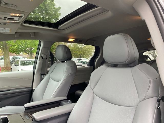 Used 2023 Toyota Sienna XLE FWD image 2