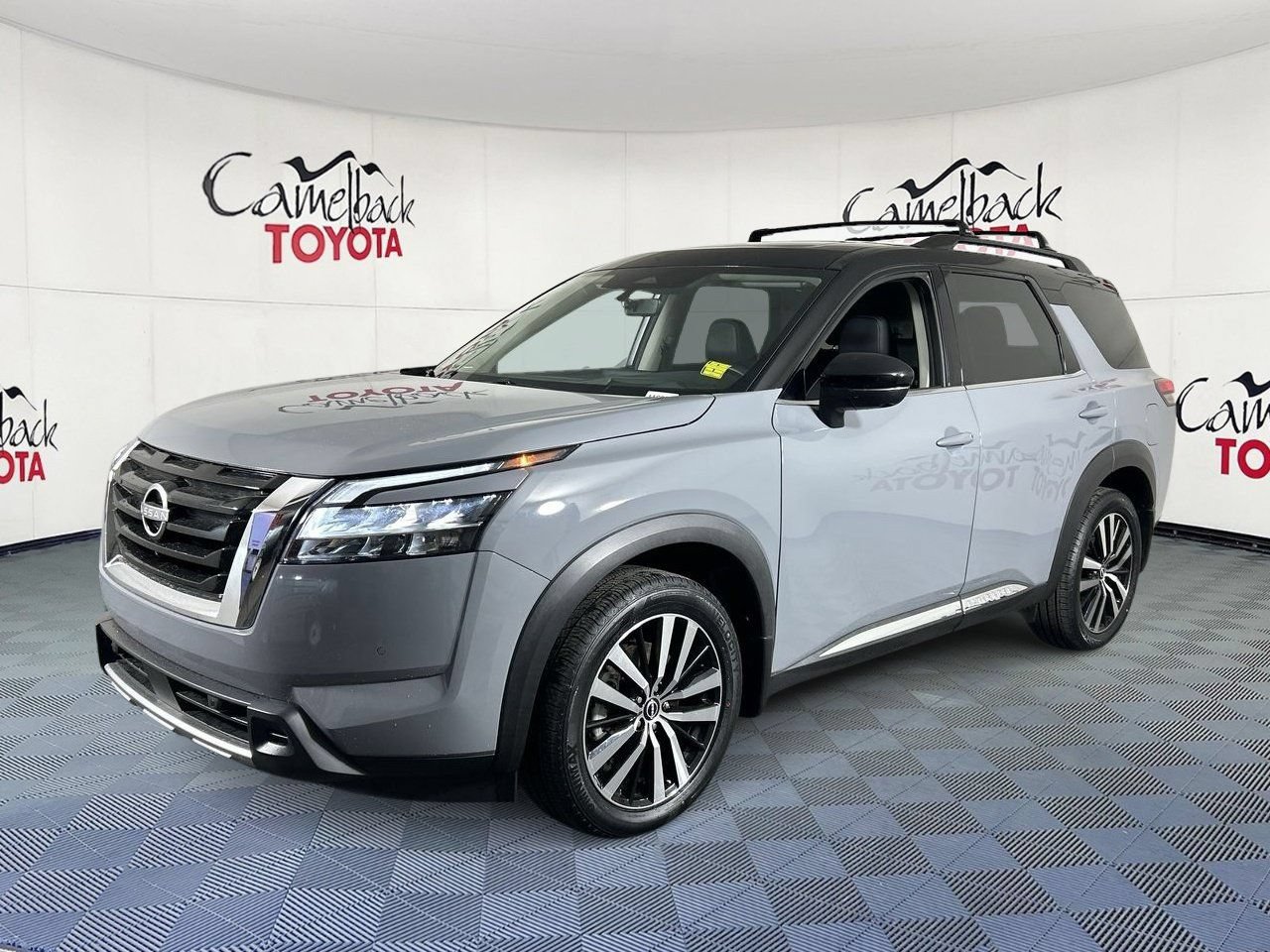 Used 2023 Nissan Pathfinder Platinum w/ Cargo Package AWD/4WD image 2