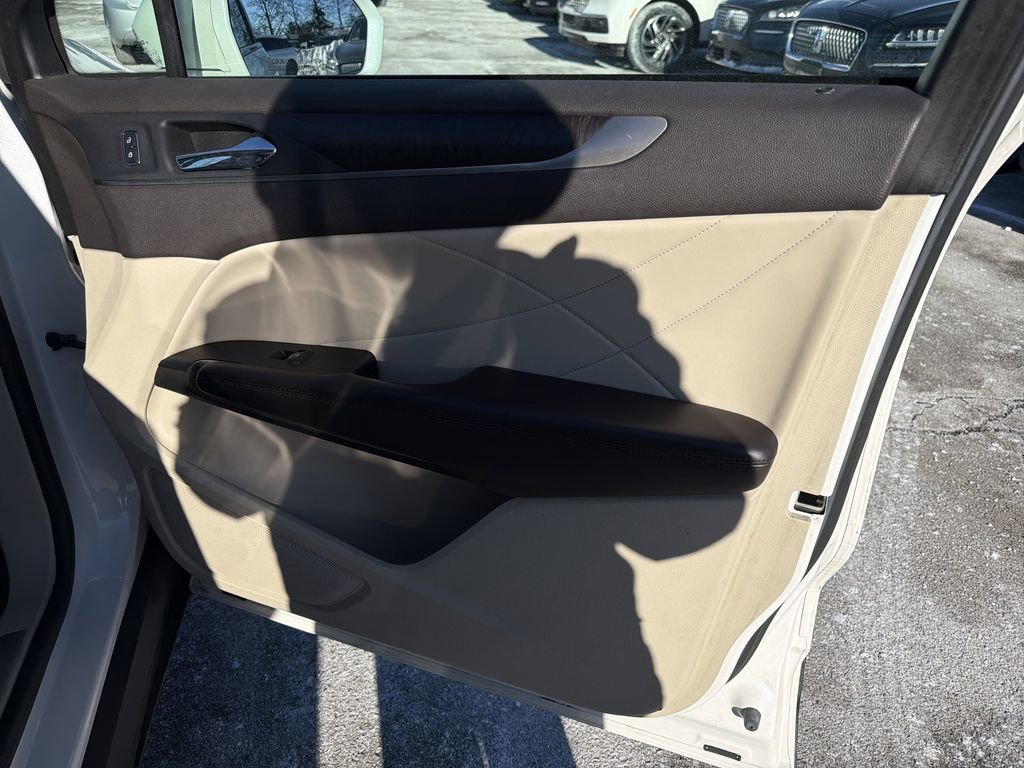 Used 2017 Lincoln MKC Reserve w/ Lincoln MKC Climate Package AWD/4WD image 14