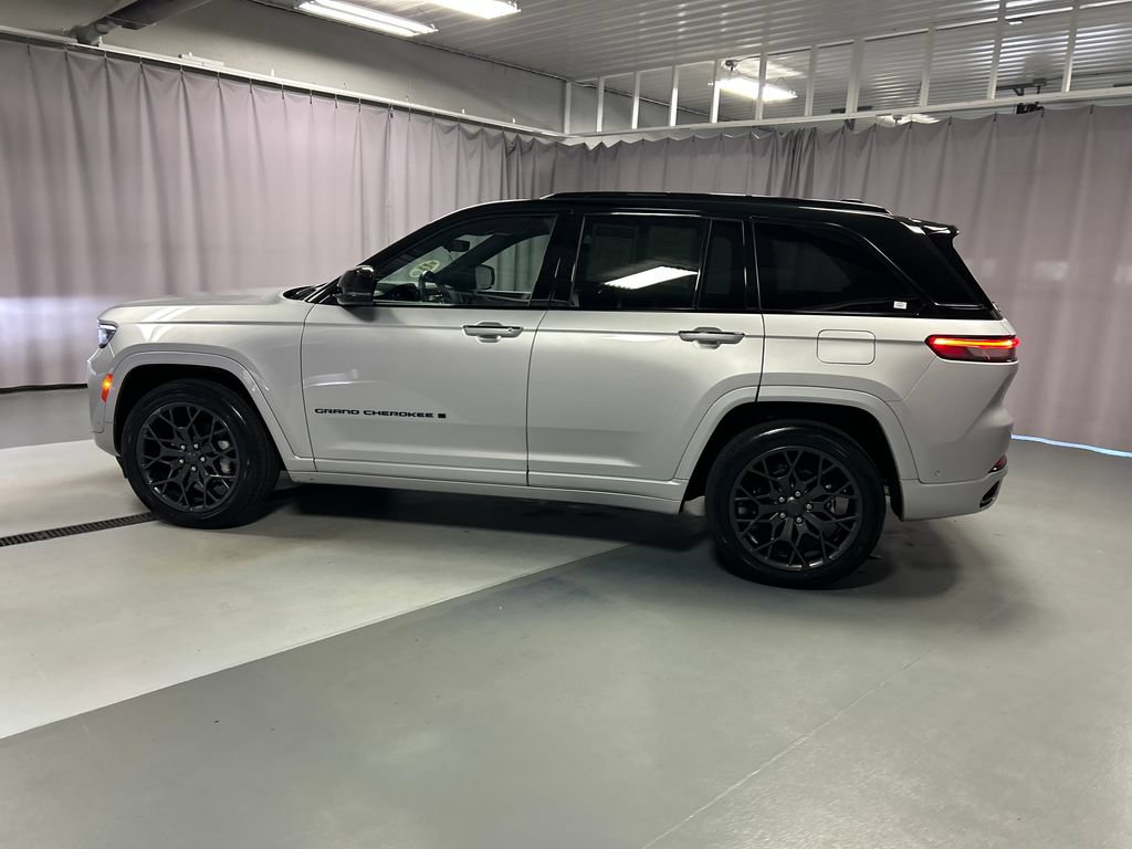 Used 2025 Jeep Grand Cherokee Summit w/ Obsidian Package AWD/4WD image 4