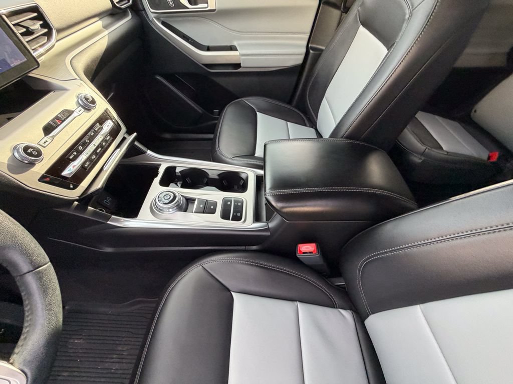Used 2023 Ford Explorer XLT w/ Equipment Group 202A RWD image 19