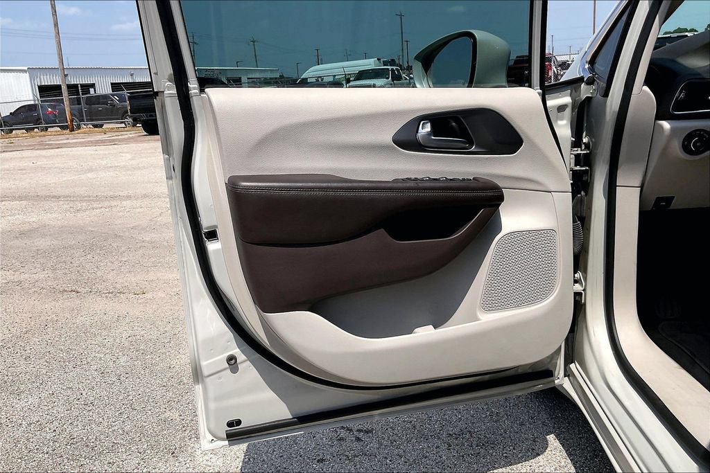 Certified 2019 Chrysler Pacifica Touring-L Plus FWD image 17