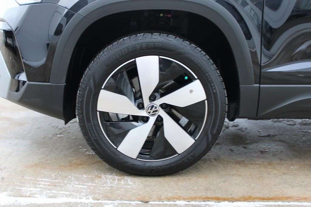 Certified 2025 Volkswagen Taos S image 29