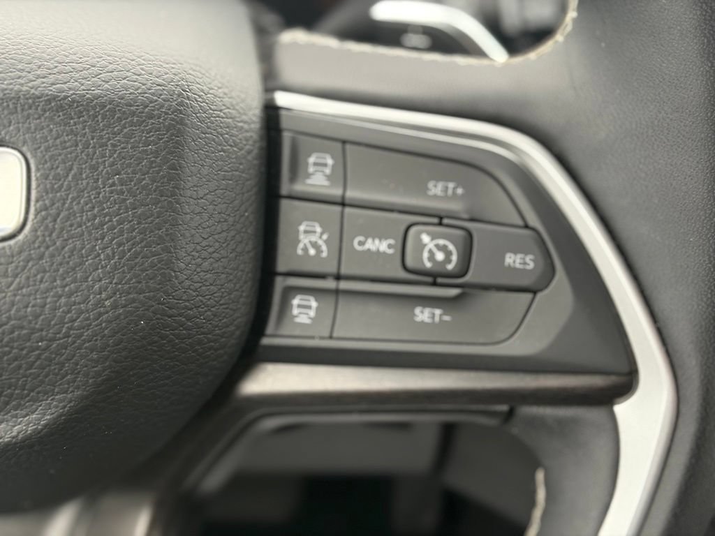 Used 2025 Jeep Grand Cherokee Limited AWD/4WD image 26