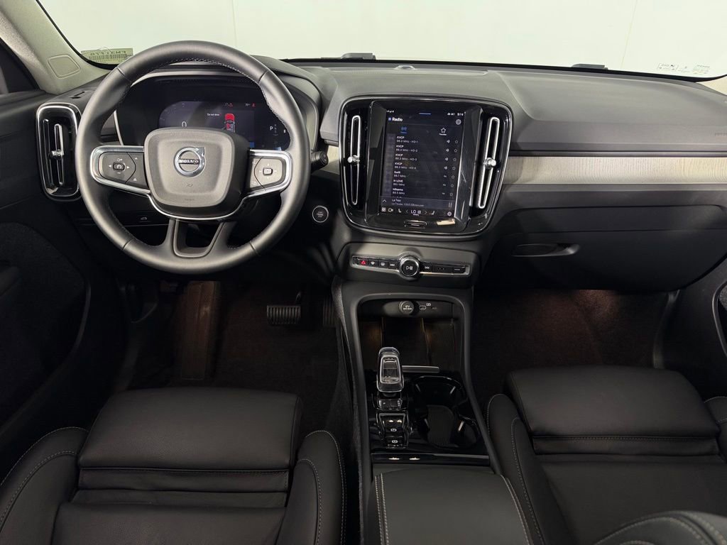 Used 2025 Volvo XC40 B5 Plus AWD/4WD image 11