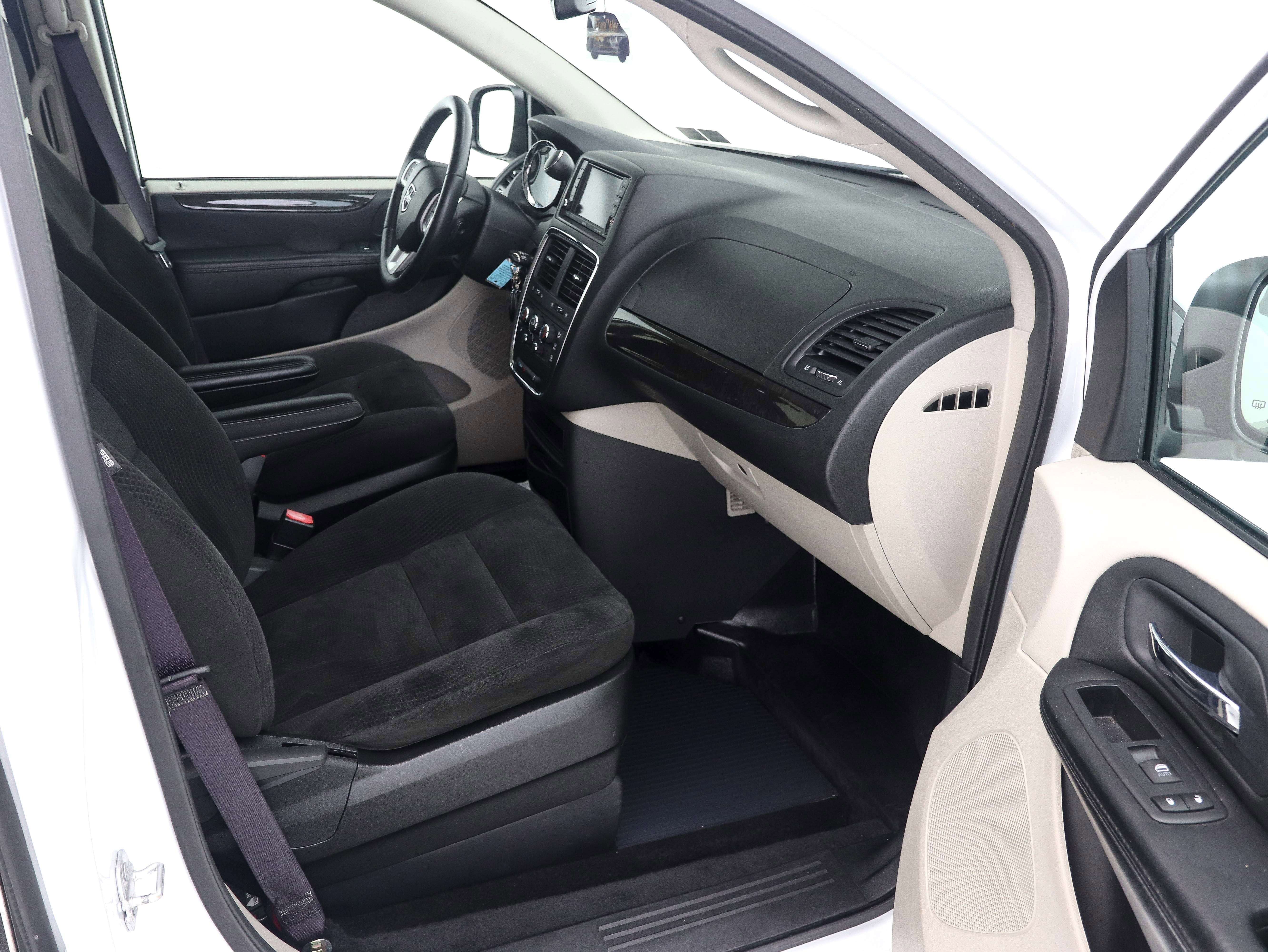 Used 2016 Dodge Grand Caravan SXT w/ UConnect Hands-Free Group image 19