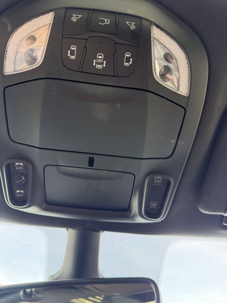 Used 2025 Chrysler Pacifica Limited FWD image 18