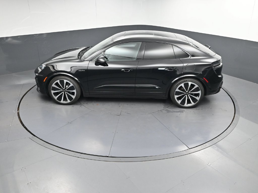 Certified 2025 Porsche Macan Turbo Electric AWD/4WD image 35