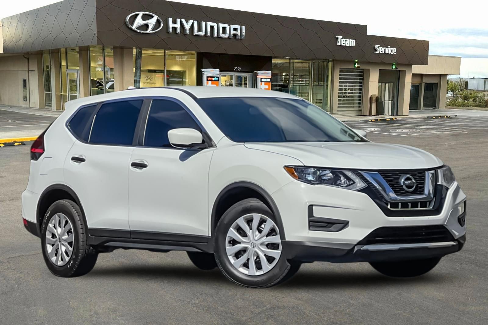 Used 2017 Nissan Rogue S image 2