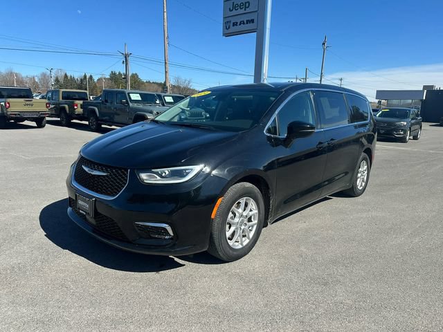 Used 2024 Chrysler Pacifica Touring-L FWD image 1