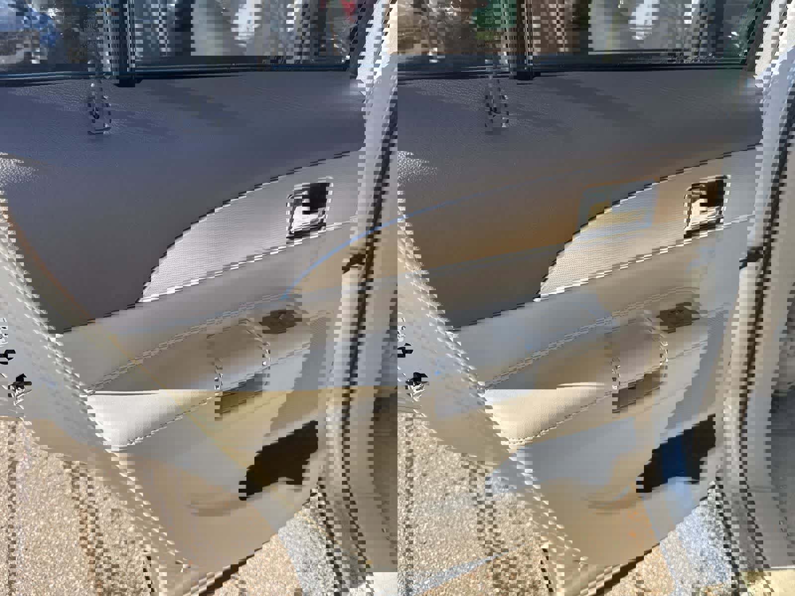 Used 2011 Lincoln MKX AWD image 17