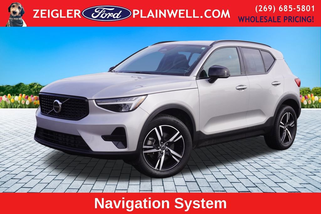 Used 2024 Volvo XC40 B5 Core image 1