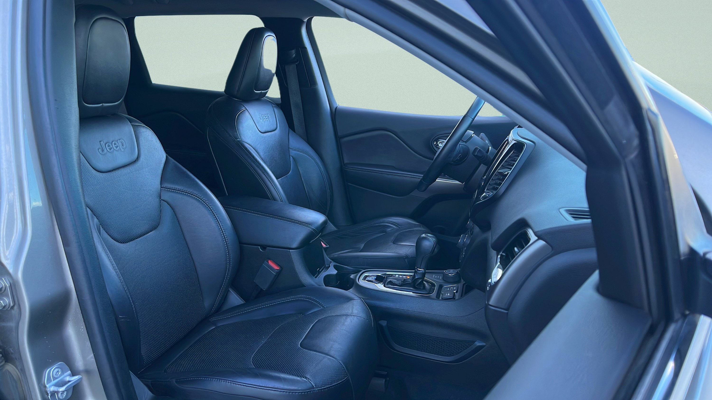 Used 2019 Jeep Cherokee Limited image 50