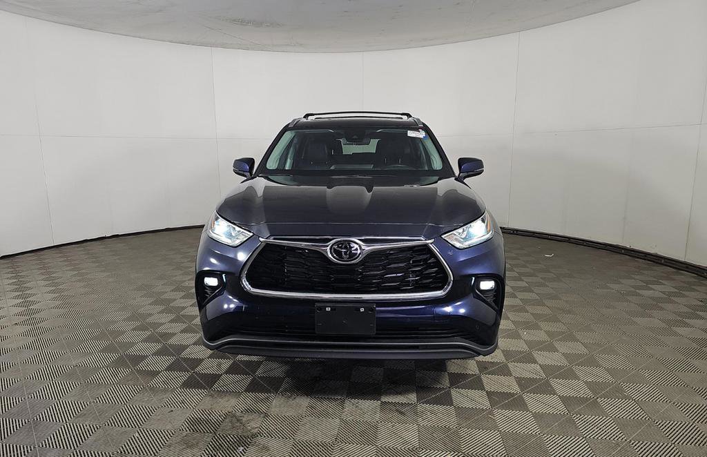 Used 2024 Toyota Highlander Limited AWD/4WD image 2