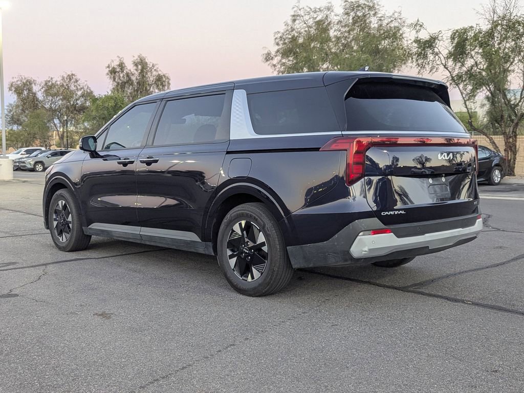 Used 2025 Kia Carnival LXS FWD image 6