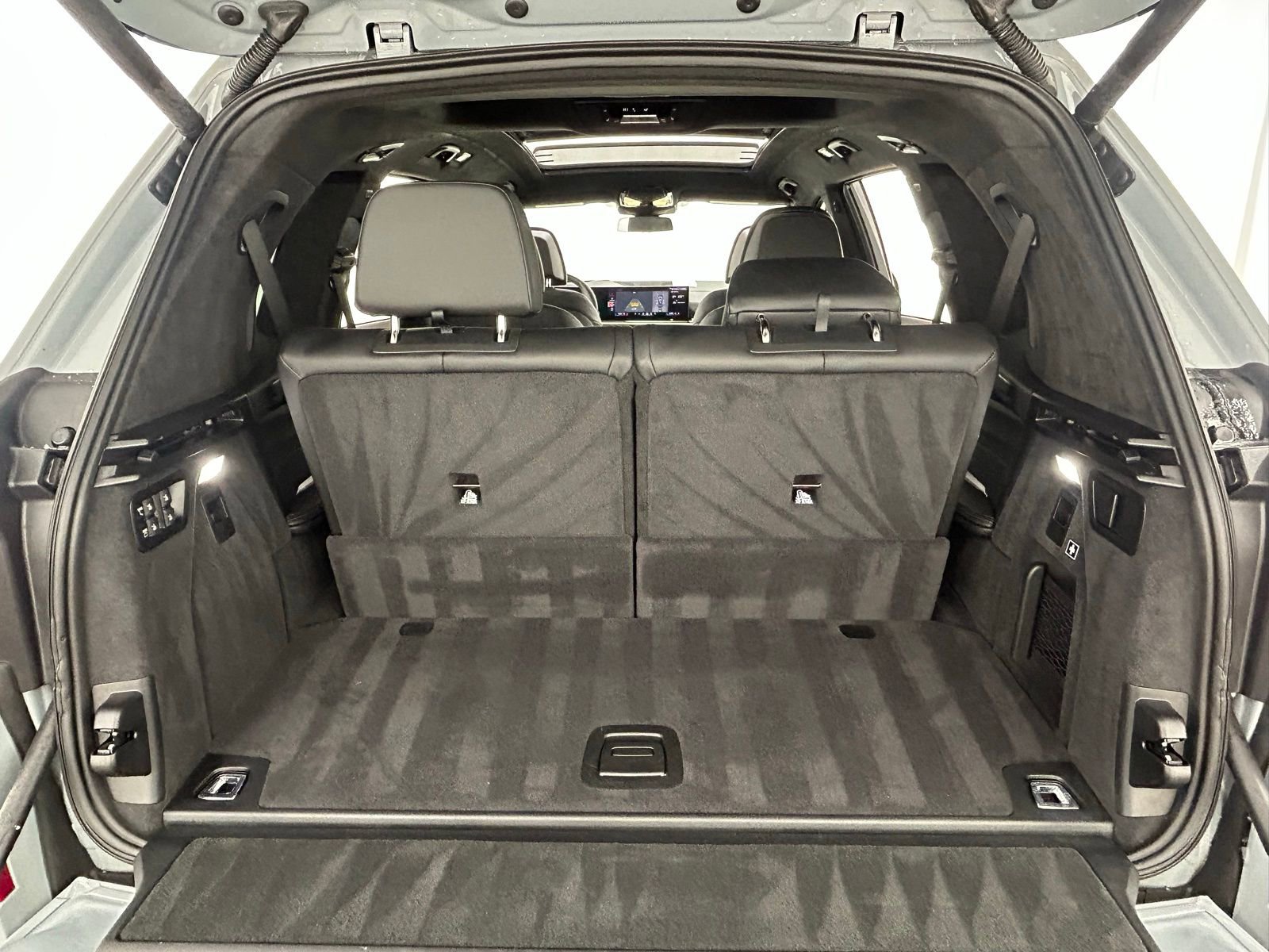 Used 2025 BMW X7 M60i w/ Executive Package image 40