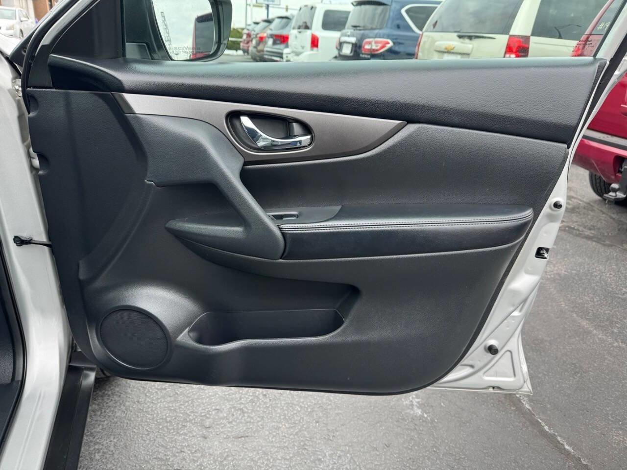 Used 2016 Nissan Rogue S image 18