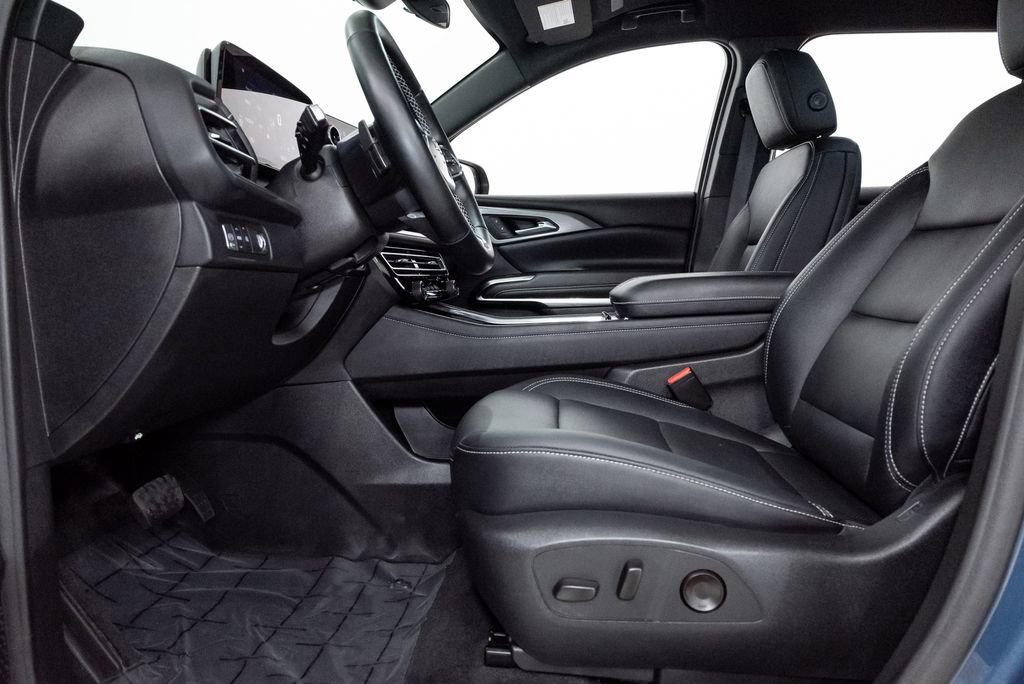 Used 2024 Chevrolet Traverse LT FWD image 12