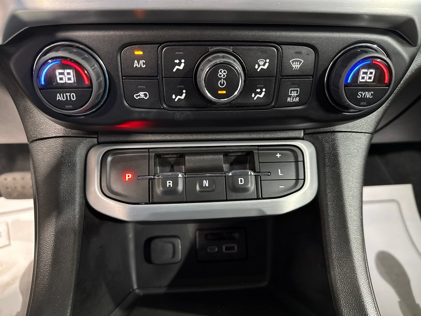 Used 2023 GMC Acadia SLT w/ Elevation Edition FWD image 31