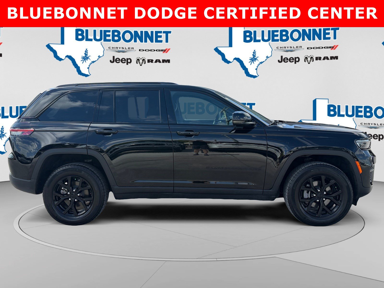 Used 2024 Jeep Grand Cherokee Altitude AWD/4WD image 4