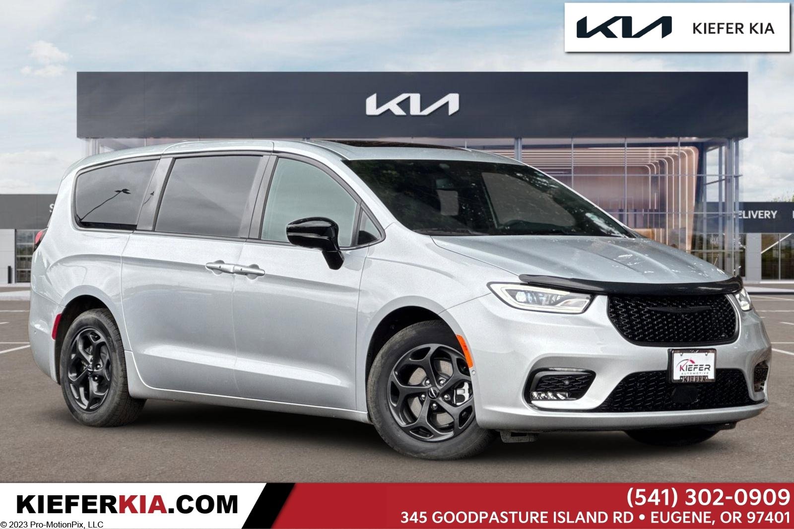 Used 2023 Chrysler Pacifica Limited w/ Uconnect Theater Family Group