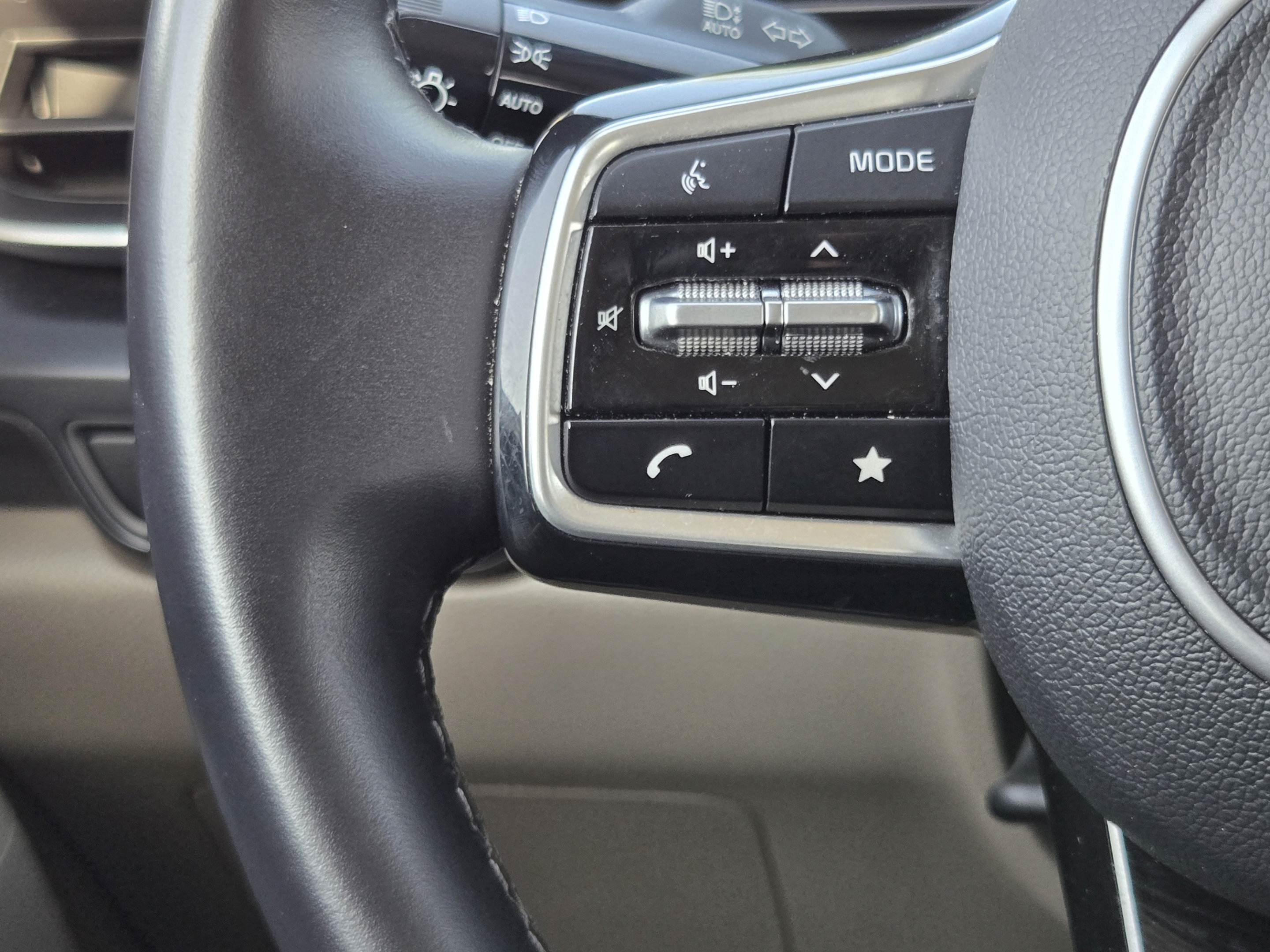 Used 2025 Kia Carnival FWD image 24