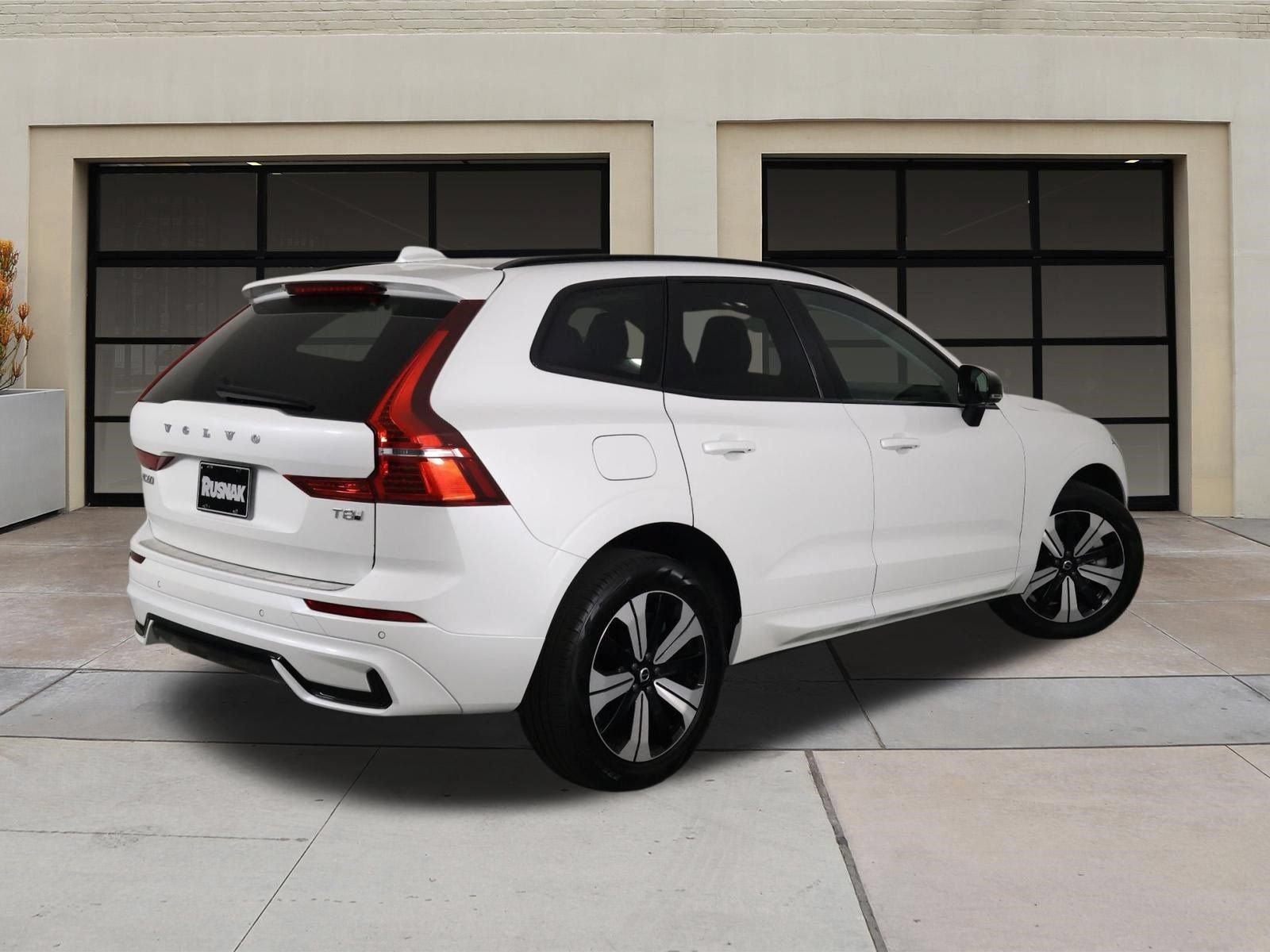 Certified 2025 Volvo XC60 T8 Core w/ Protection Package Premier AWD/4WD image 4